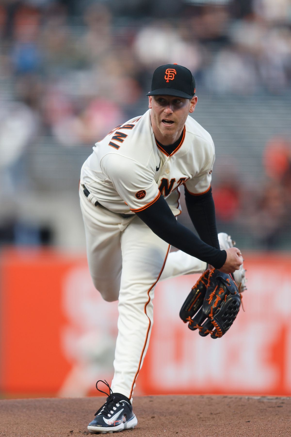 Anthony DeSclafani #26 of the San Francisco Giants pitches in the top of the first inning against the Washington Nationals at Oracle Park on May 08, 2025 in San Francisco, California.